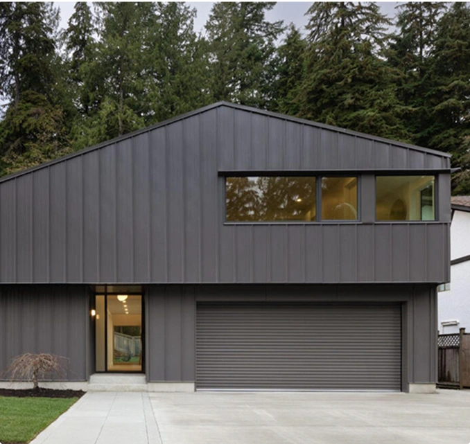 Contemporary minimalistische woning met een donkere gevel, strakke architectonische lijnen, grote ramen en een geïntegreerde garage, die modern woonontwerp laat zien.